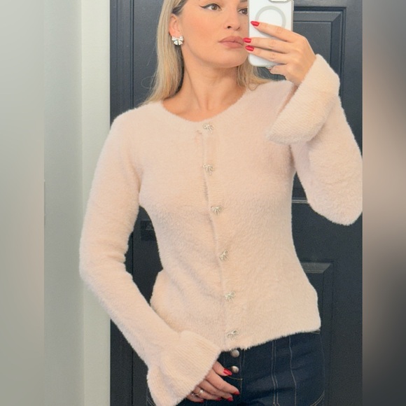 236 ‘Sarah’ Elegant Blush Pink Rhinestone Bow Button-Up Soft Fuzzy Sweater NWT - Picture 2 of 5